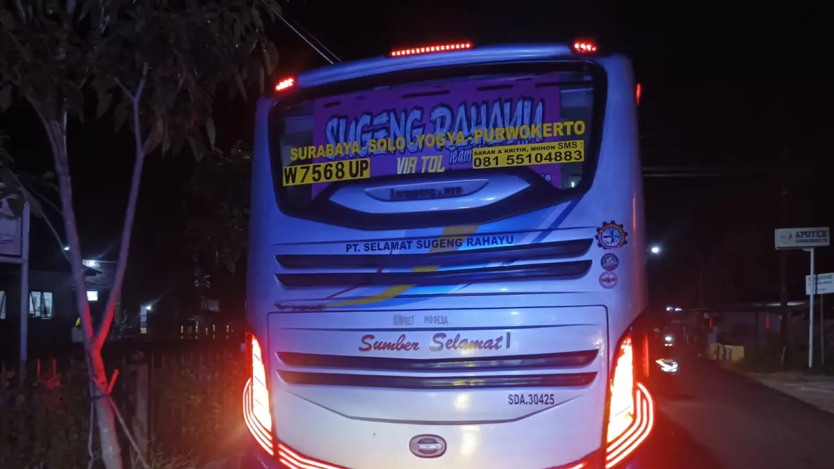 Kecelakaan lalu lintas yang melibatkan sepeda motor Suzuki Shogun dan Bus Sugeng Rahayu terjadi di Jalan KH Romli Tamim, Desa Sumbermulyo, Kecamatan Jogoroto, Kabupaten Jombang, Selasa (23/6) dini hari. (Achmad RW/Radar Jombang)