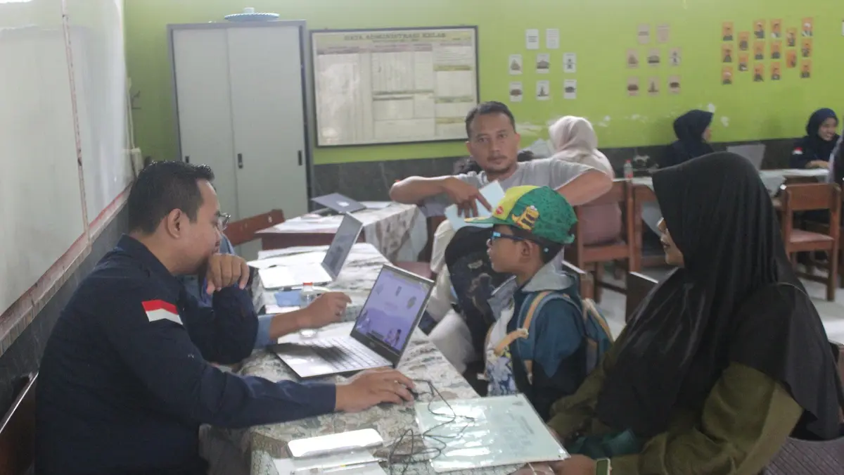 Kegiatan pelayanan verifikasi SPMB SD di SDN Jombatan 3 Kecamatan Jombang. (Wenny Rosalina/Radar Jombang)