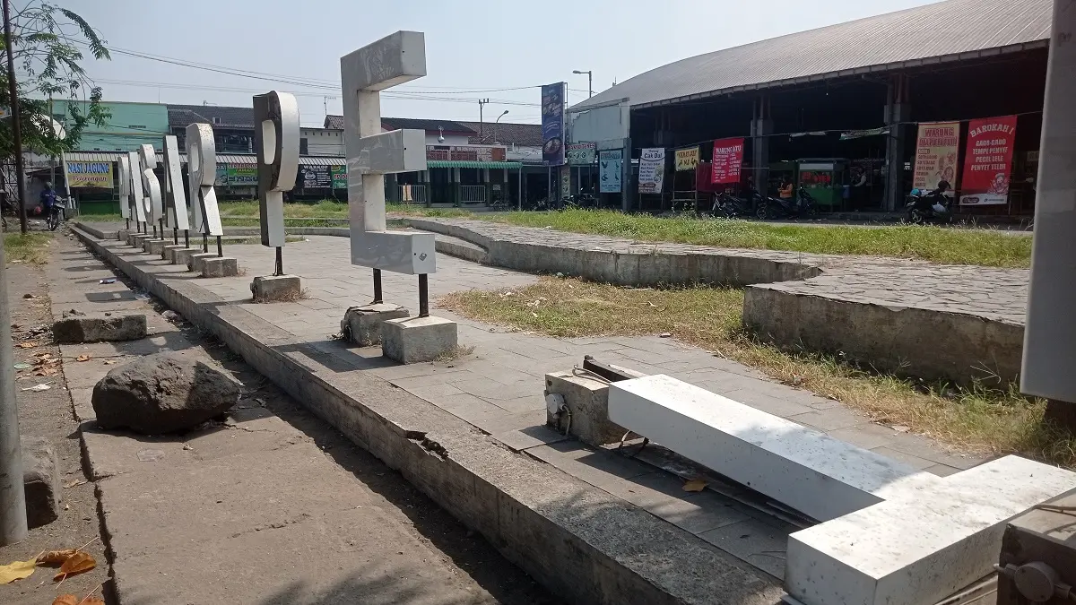 Kondisi neonbox pasar peterongan yang dibiarkan rusak