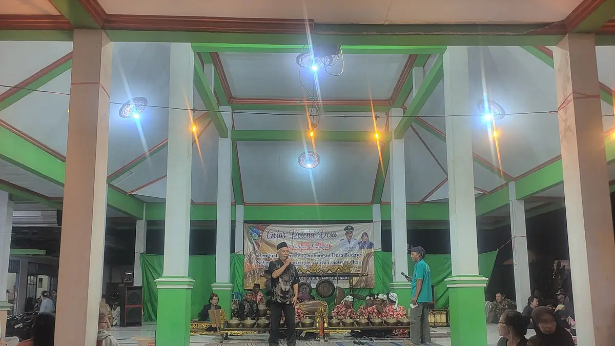 MERIAH: Kepala Desa Japanan Suwaji memberikan sambutan saat pagelaran karawitan dan campursari di pendopo kantor Desa Japanan, Gudo, Jombang, Sabtu (13/6) malam. (Dwi Aris/Radar Jombang)