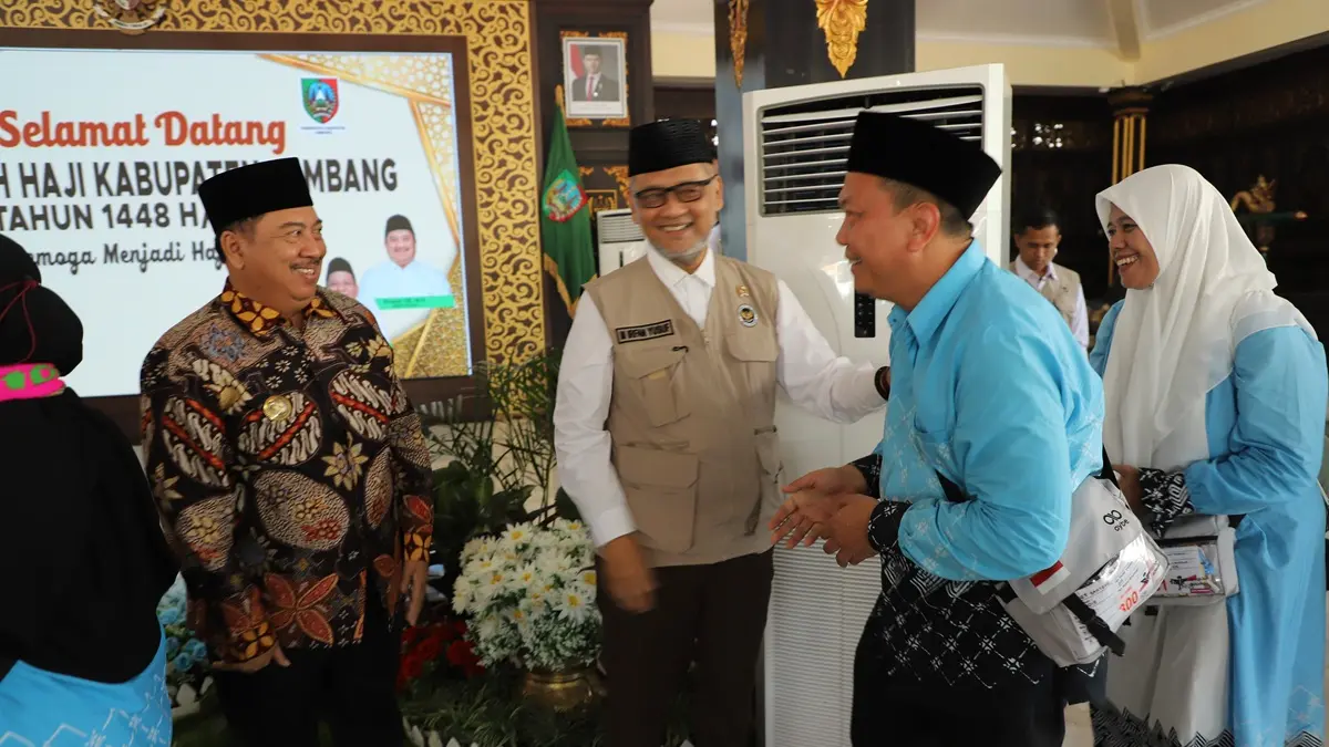 PEDULI: Bupati Jombang Warsubi menyalurkan bantuan dari UEA untuk jemaah haji asal Jombang. (Anggi Fridianto/Radar Jombang)