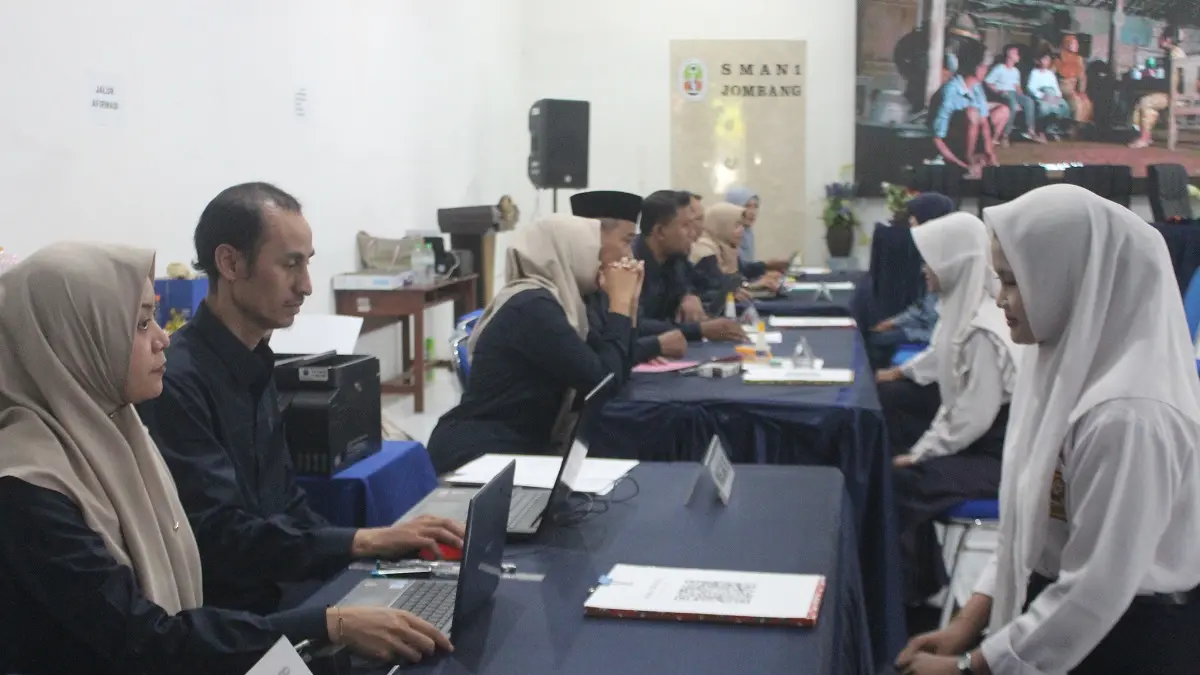 Pelayanan daftar ulang SPMB SMA SMK tahap 2 di SMAN 1 Jombang, Selasa (23/6).