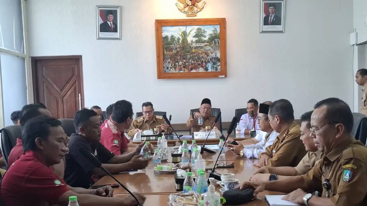 Proses mediasi antara buruh PT SGS, manajemen PT SGS dan Pemkab Jombang (23/6)