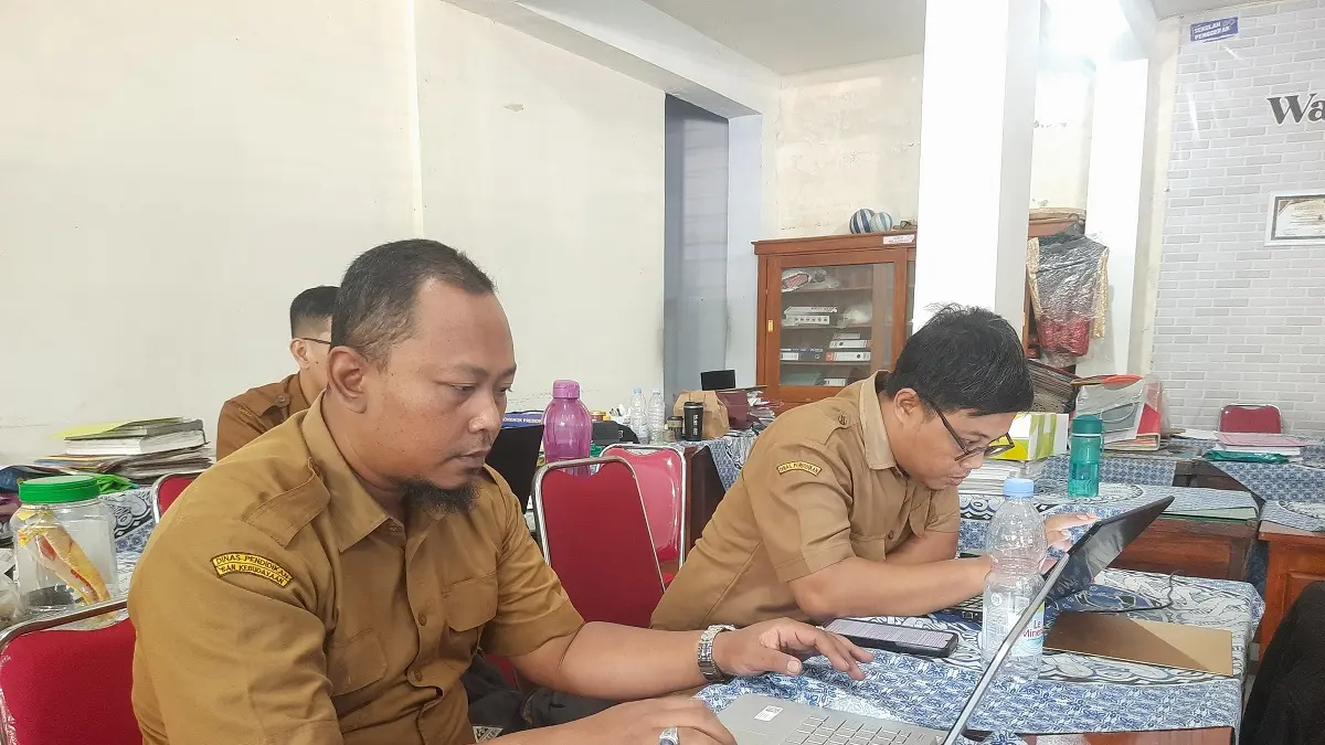 Proses verifikasi data calon murid baru di SDN Kepanjen 2 Kecamatan Jombang, (22/6). 