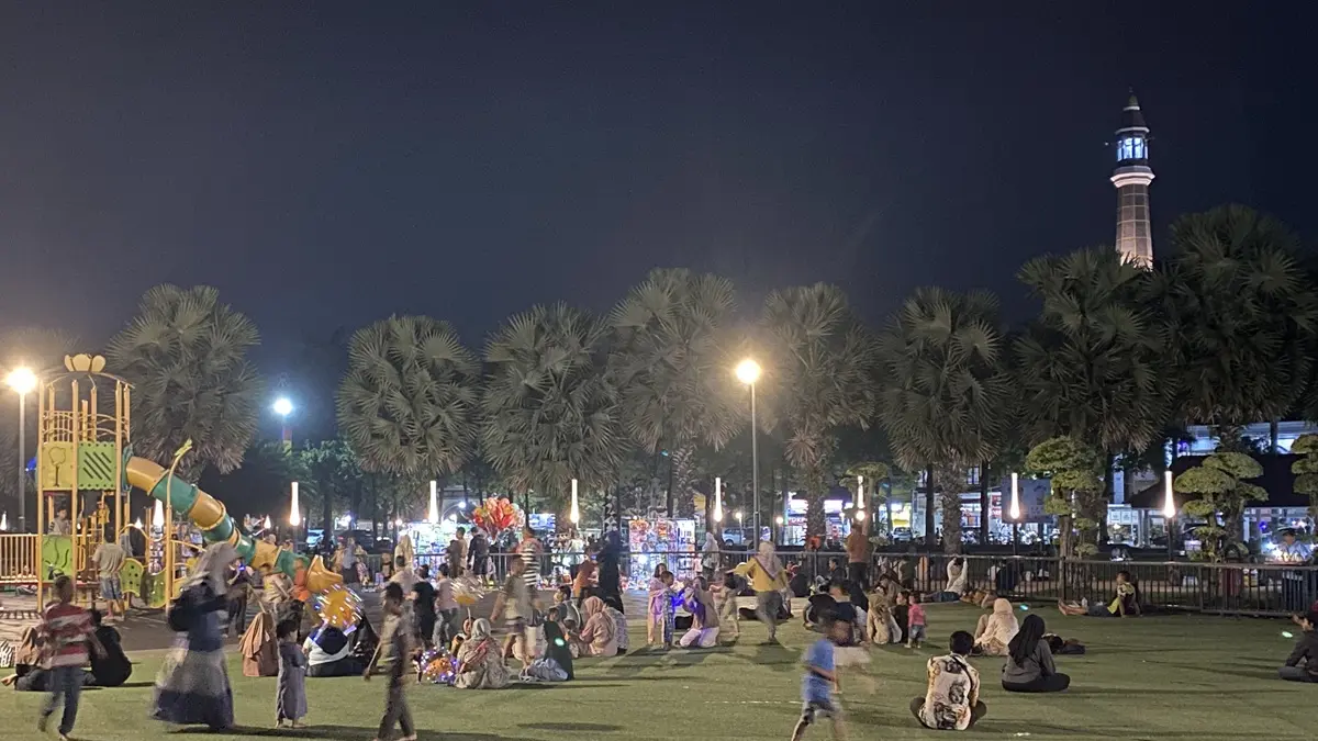 RAMAI: Sejumlah pedagang asongan menempati kawasan Alun-Alun Jombang, (21/6). (Anggi Fridianto/Radar Jombang)