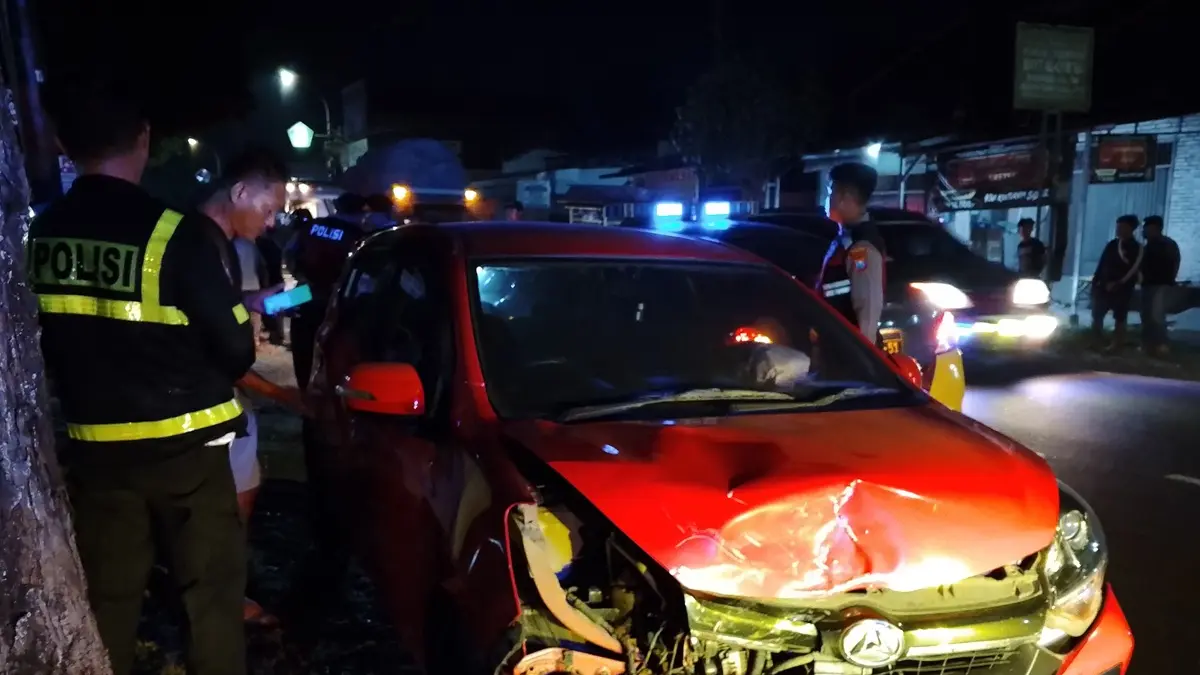 RUSAK: Mobil Daihatsu Ayla yang terlibat kecelakaan di jalur provinsi Jalan KH Wahab Hasbullah, Desa Tambakrejo, Kecamatan Jombang, Minggu (21/6) malam. (Achmad RW/Radar Jombang)