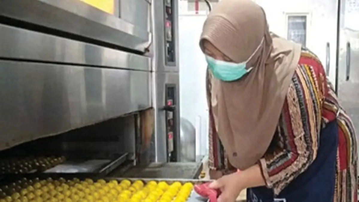 BERHARAP LISTRIK TIDAK PADAM: Produsen kue menggunakan oven  di Desa Tambakrejo, Kecamatan Jombang, (23/6). (Azmy Endiyana/Radar Jombang)