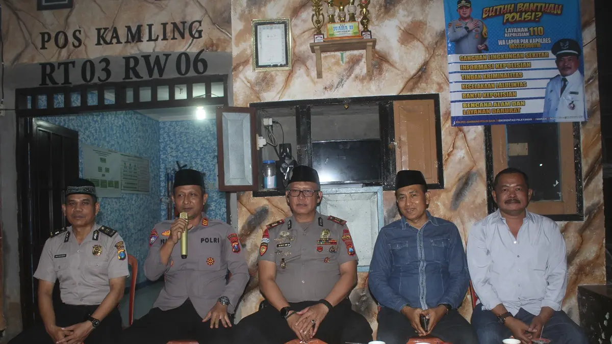 DARI KIRI: Kasubbag Binops Bagops, Iptu Dwi Daryanto, Kasat Binmas AKP Pranan Edi, Kapolsek AKP Edy Widoyono, Camat Muchtar dan Kades Tunggorono, Didik Dwi Mulyawan, (Senin (22/6). (Rojiful Mamduh/Radar Jombang)