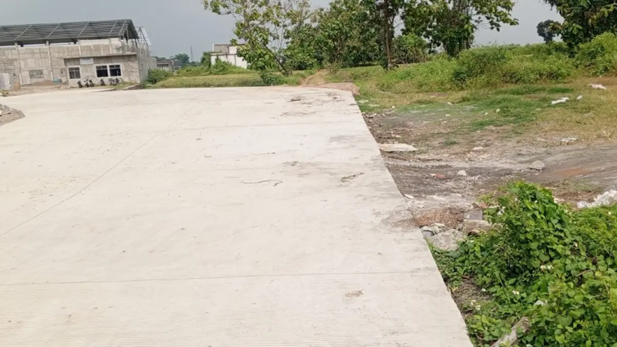 POLEMIK: Kondisi akses jalan menuju pabrik koper PT Jian You di Desa Gambiran, Kecamatan Mojoagung, Jombang dibangun di tanah eks lori. (Anggi Fridianto/Radar Jombang)