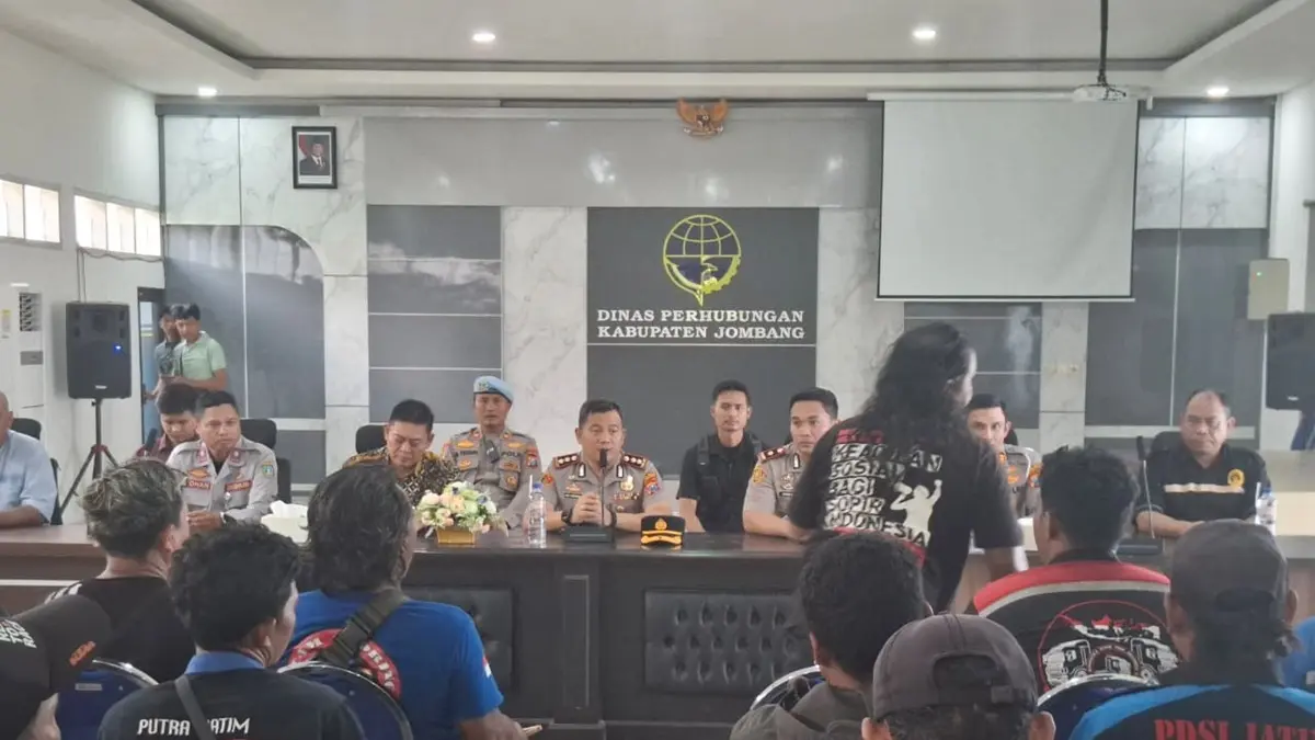 Aksi sopir truk diterima Kapolres Jombang AKBP Arfi Kurniawan bersama sejumlah pejabat utama Polres Jombang, Kepala Dinas Perhubungan Jombang Sugianto beserta jajarannya. (Achmad RW/Radar Jombang)