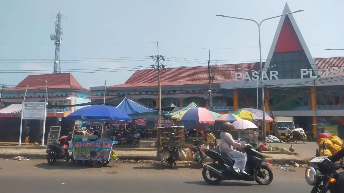 BANDEL: Pedagang msih berjualan di halaman depan Pasar Ploso, Jombang. (Azmy Endiyana/Radar Jombang)