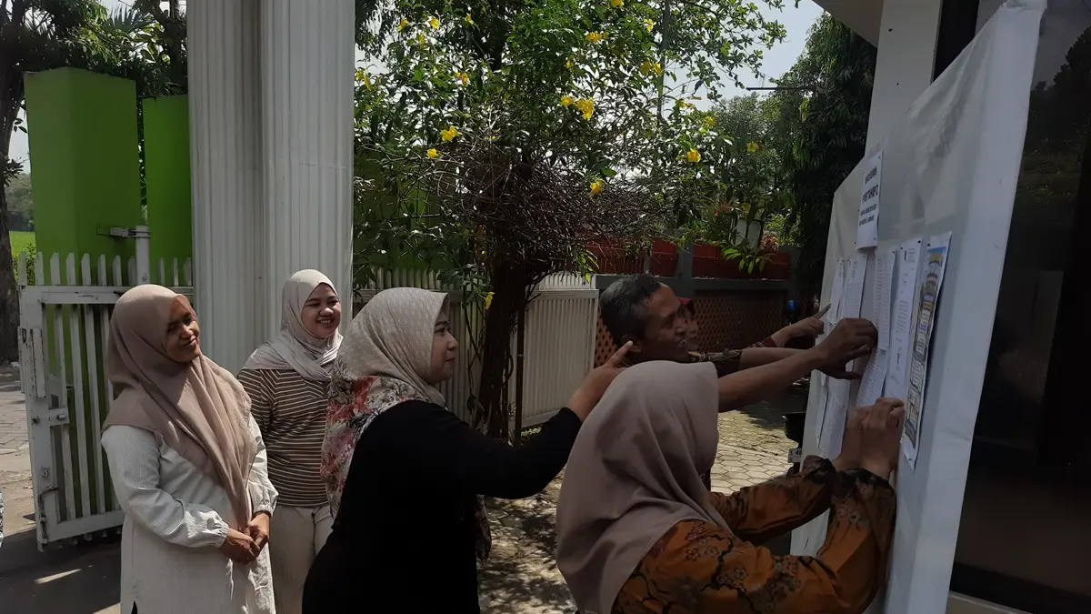 DEG-DEGAN: Calon wali murid melihat pengumuman hasil seleksi SPMB jalur domisili dan domisili sebaran di halaman SMPN 3 Jombang, Jumat (26/6). (Wenny Rosalina/Radar Jombang)
