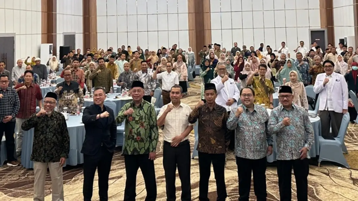 GEBRAKAN BARU: Direktur RS Muhammadiyah Jombang, dr Iwan Hartono MKes, mendampingi tamu undangan talkshow stem cell dan secretome di Ballrom Azana Style Hotel Jombang, Sabtu (20/6). (Dwi Aris/Radar Jombang)