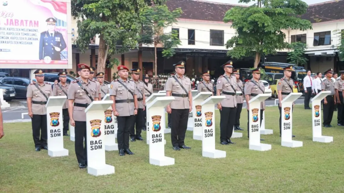 Kasat Reskrim hingga delapan Kapolsek resmi berganti dalam serah terima jabatan yang dipimpin Kapolres Jombang AKBP Ardi Kurniawan di Mapolres Jombang, Kamis (25/6). (Achmad RW/Radar Jombang)