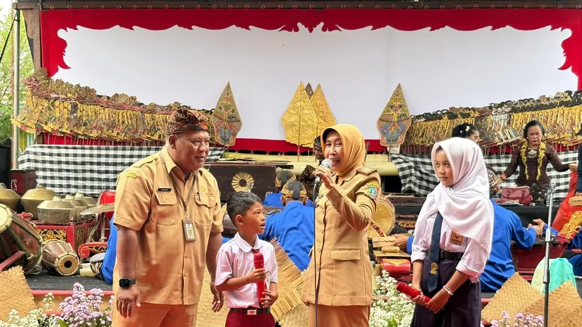 KREATIF: Kepala Dinas Pendidikan dan Kebudayaan Kabupaten Jombang, Wor Windari, bersama Kabid Kebudayaan, Anom Antono, mengikuti kegiatan Wayang Masuk Sekolah. (Wenny Rosalina/Radar Jombang)