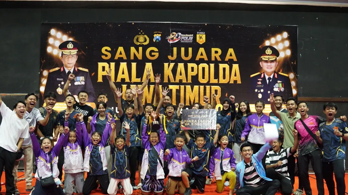 MEMBANGGAKAN: Karateka Jombang yang meraih juara Piala Kapolda Jatim di Surabaya, Sabtu-Minggu (20–21/6). (Wenny Rosalina/Radar Jombang)