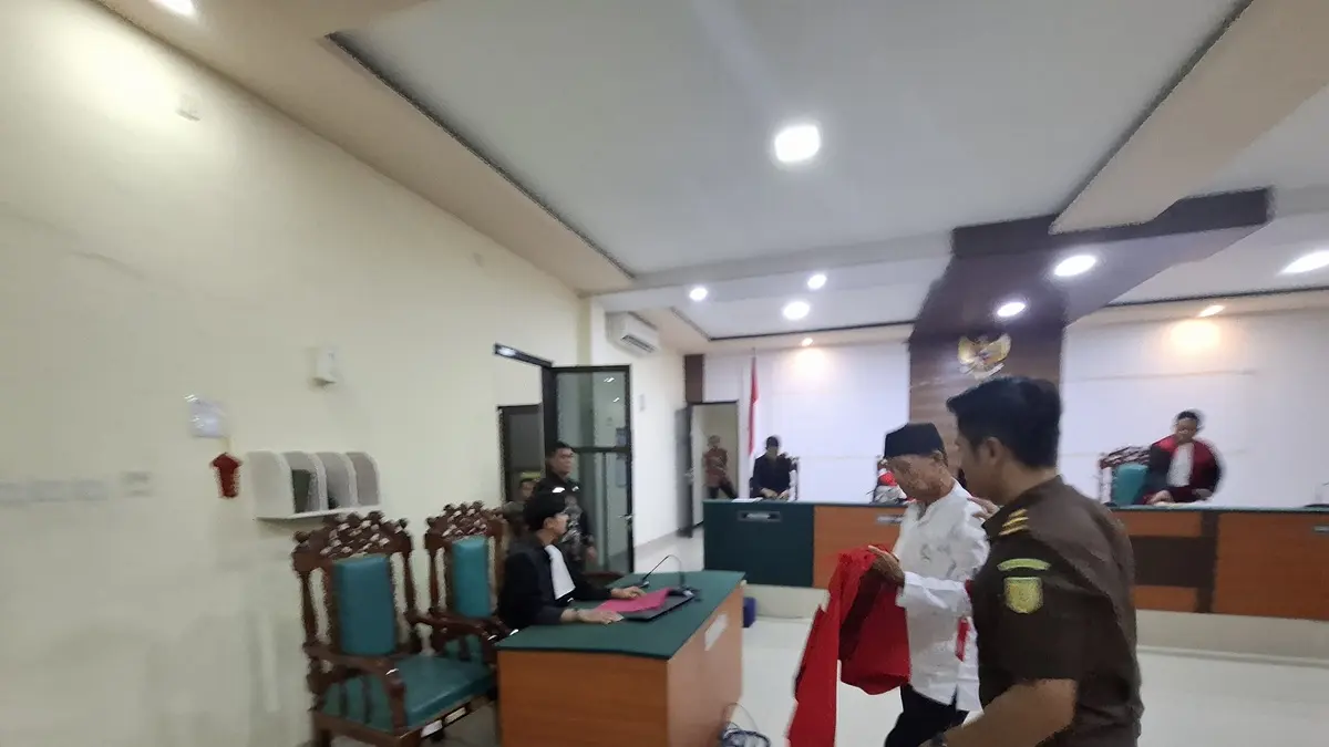 Purnomo, 60, terdakwa kasus pembunuhan Tri Retno Jumilah, 60, warga Desa Mancilan, Kecamatan Mojoagung, Jombang dituntut 18 tahun penjara. (Achmad RW/Radar Jombang)