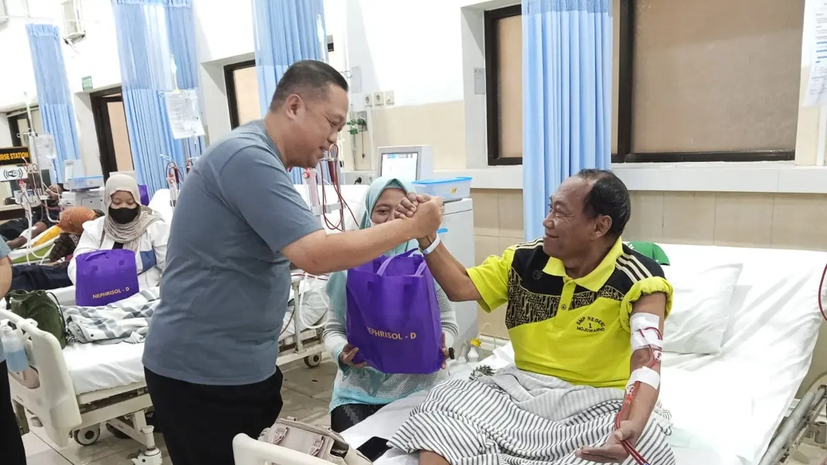 RAMAH: Wakil Direktur Pelayanan RSUD Jombang, dr Hendri Marzuki saat menyemangati pasien gagal ginjal. (Anggi Fridianto/Radar Jombang)