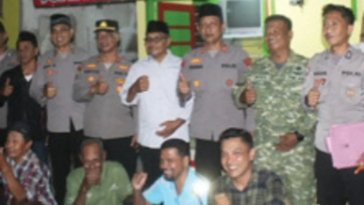 RUKUN: Kasat Binmas AKP Pranan Edi, Kapolsek Iptu M Supriyo, Kasubbag Binops Bagops, Iptu Dwi Daryanto,Kades Wisnu Widodo serta warga di pos Satkamling RT 5 RW 2 Dusun Ngrandu, Desa Cangkringrandu, Perak, Jombang. (Rojiful Mamduh/Radar Jombang)
