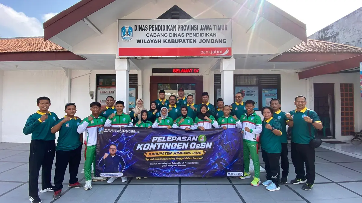 SPORTIF: Pemberangkatan kontingen O2SN SMA sederajat di halaman Kantor Cabang Dinas Pendidikan Wilayah Kabupaten Jombang,  Selasa (23/6). (Wenny Rosalina/Radar Jombang)