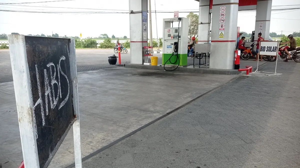TAK LAYANI PEMBELI: BBM subsidi Bio Solar di SPBU Jalan Raya Perak, Jombang kosong. (Ainul Hafidz/Radar Jombang)