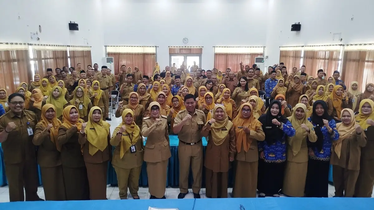 TELADAN: Kepala Dinas Pendidikan dan Kebudayaan Kabupaten Jombang, Wor Windari, bersama peserta pembinaan kepala sekolah dan pengawas. (Wenny Rosalina/Radar Jombang)