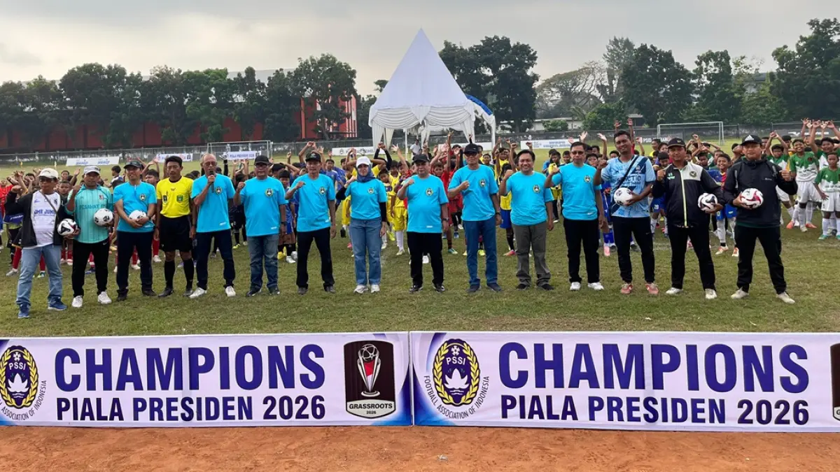 TELADAN: Wakil Ketua 3 DPRD Jombang, HM Syarif Hidayatullah ST MMT (Gus Sentot), menghadiri pembukaan Piala Presiden U-10 dan U-12 di Stadion Merdeka Jombang, Sabtu (20/6). (Rojiful Mamduh/Radar Jombang)