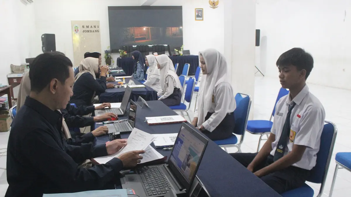 TELITI: Pelayanan SPMB di SMAN 1 Jombang, (23/6). (Wenny Rosalina/Radar Jombang)