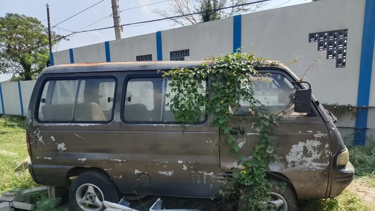 DILELANG: Kendaraan operasional Dinas PUPR Jombang yang bakal dilelang ulang. (Ainul Hafidz/Radar Jombang)