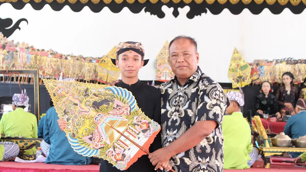 PROAKTIF: Kepala Bidang Kebudayaan Dinas Pendidikan dan Kebudayaan Kabupaten Jombang Anom Antono SSn saat membuka program Wayang Masuk Sekolah. (Anggi Fridianto/Radar Jombang)