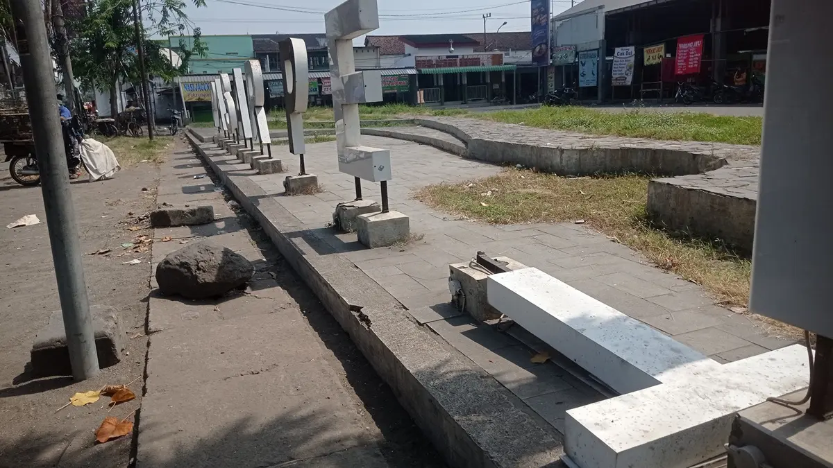 RUSAK: Kondisi salah satu huruf neon box Pasar Peterongan, Jombang yang ambruk (20/6). (Ainul Hafidz/Radar Jombang)