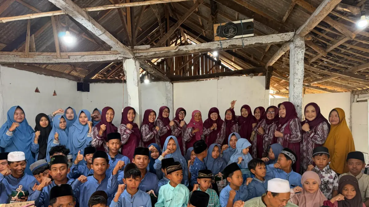 Sebanyak 425 anak yatim dan yatim piatu menerima santunan dari Yayasan Al Amal Sengon Jombang