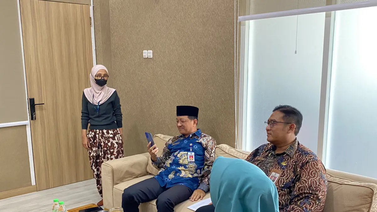 SIDAK: Sekdakab Jombang Agus Purnomo beserta jajaran saat melakukan sidak implementasi WFH ke sejumlah OPD, Jumat (26/6). (Anggi Fridianto/Radar Jombang)