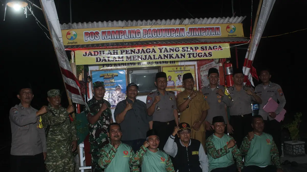 KOMPAK: Kasat Binmas AKP Pranan Edi, Kapolsek AKP Darul Hudha, Camat Agus Sholihudin, Kades Sugito bersama para tokoh di pos Satkamling Gang 3 Cukir, Kamis (25/6). (Rojiful Mamduh/Radar Jombang)