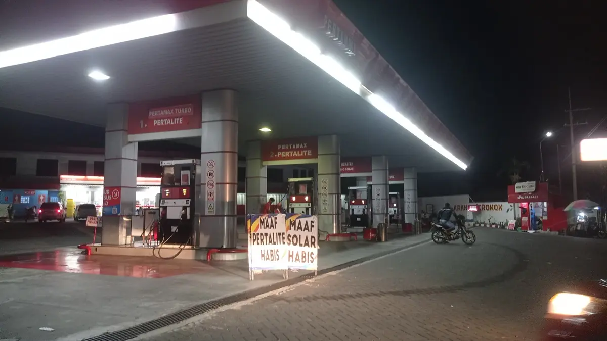KOSONG: BBM subsidi Pertalite dan Solar di SPBU Desa/Kecamatan Bandarkedungmulyo, Jombang yang habis, Sabtu (27/6) malam. (Ainul Hafidz/Radar Jombang)