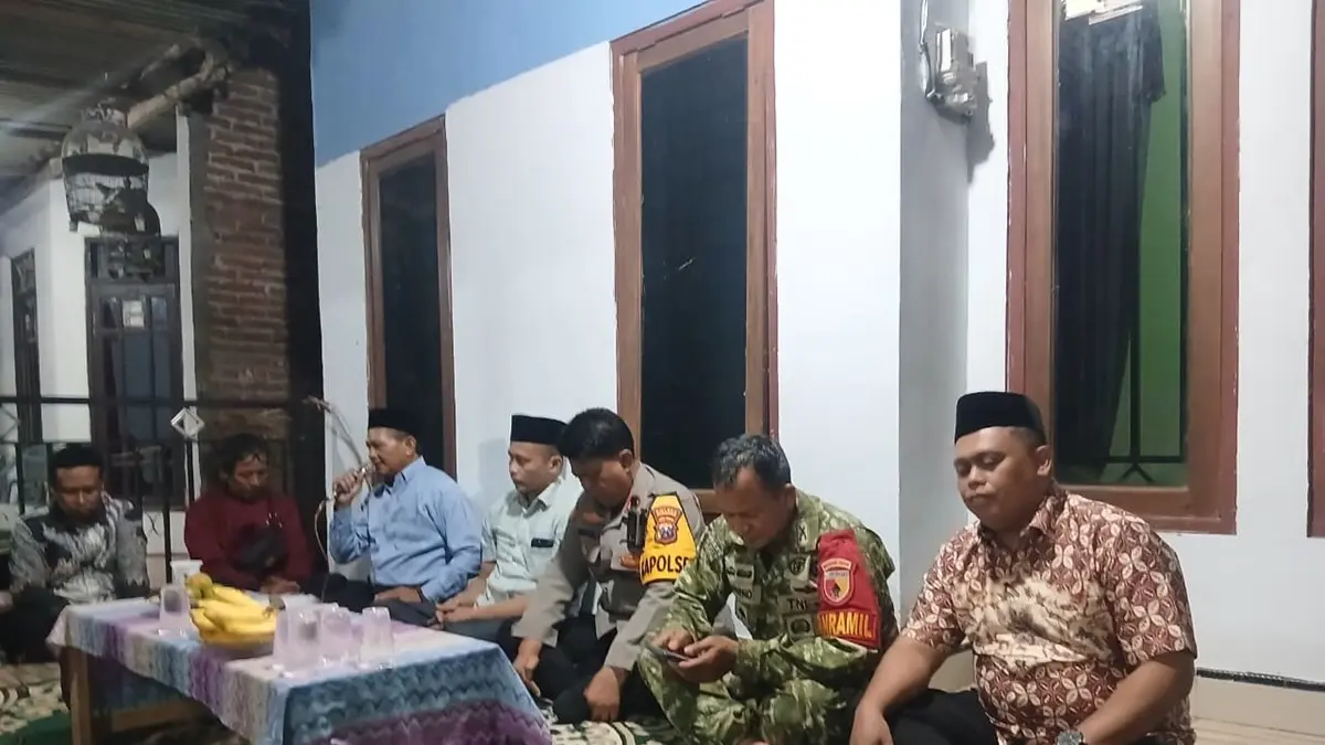 Mediasi antara warga Dusun Mojodadi, Desa Plemahan, Kecamatan Sumobito, Jombang dengan manajemen PT Sinar Gemilang Plastik berlangsung alot, Sabtu (27/6) malam. (Anggi Fridianto/Radar Jombang)