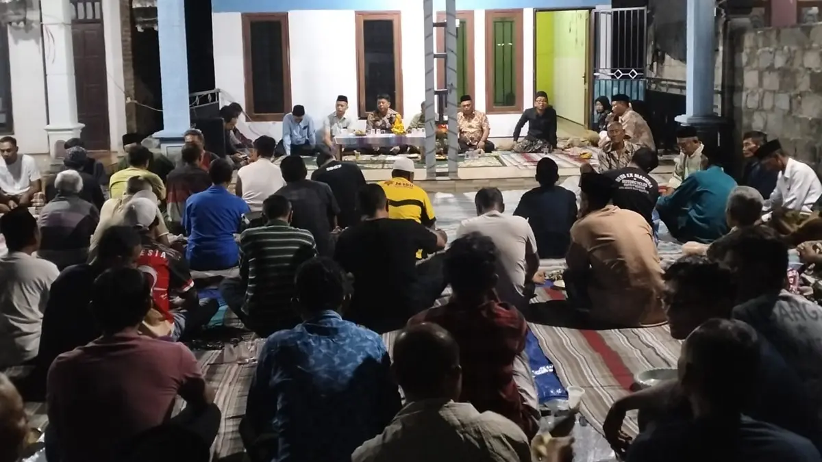 Puluhan warga Desa Plemahan, Kecamatan Sumobito, menggeruduk pabrik pengolahan biji plastik milik PT Sinar Gemilang Plastik yang berada di Jalan Raya Desa Betek, Kecamatan Mojoagung, Jombang, Selasa (23/6) malam. (Anggi Fridianto/Radar Jombang)