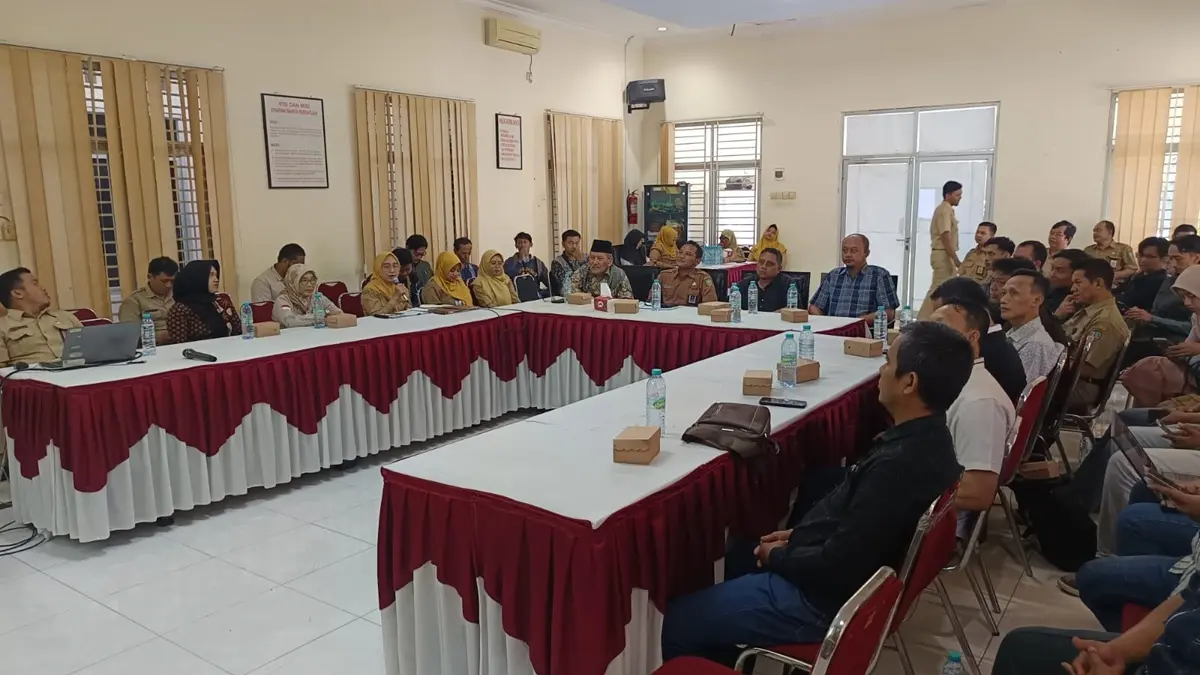 SERIUS: Peserta mengikuti FGD evaluasi layanan PBG dan SLF di aula Dinas PUPR Jombang, Selasa (23/6). (Ainul Hafidz/Radar Jombang)