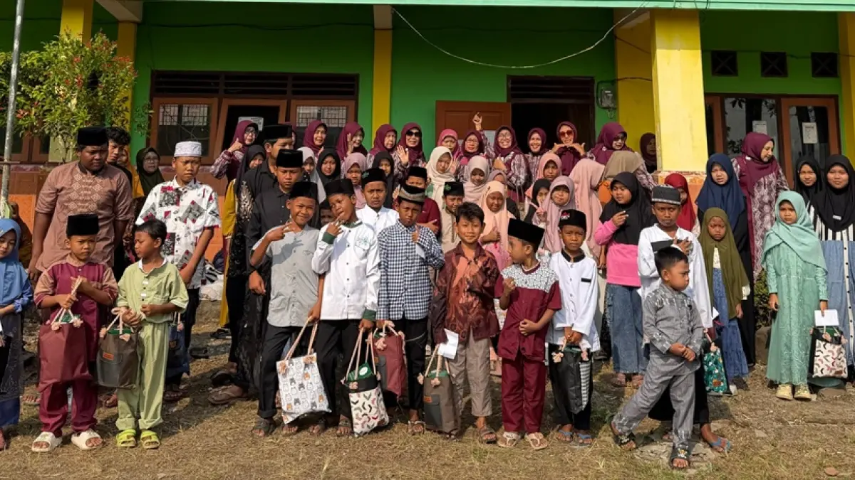 425 anak yatim dan yatim piatu menerima santunan dari Yayasan Al Amal Sengon Jombang.