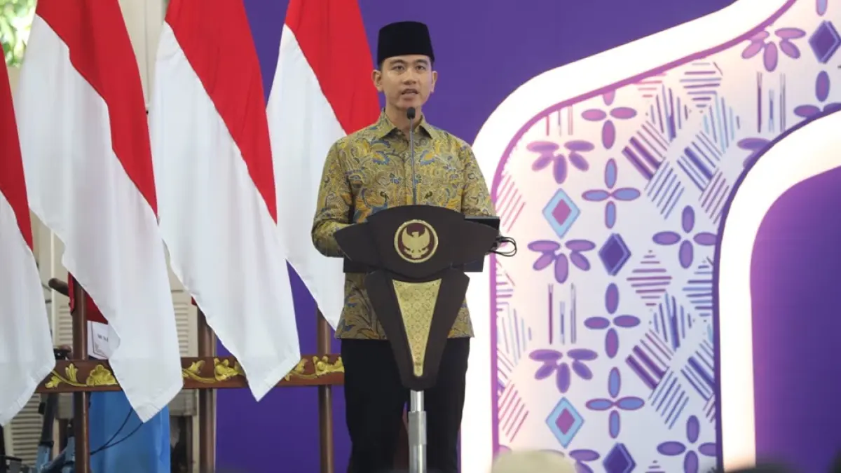 APRESIASI: Wakil Presiden RI Gibran Rakabuming Raka memberikan sambutan di Bumi Perkemahan Kosambiwojo, Dusun Komboh, Desa Sambirejo, Kecamatan Wonosalam, Kabupaten Jombang, Senin (29/6). (Anggi Fridianto/Radar Jombang)