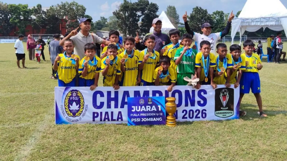 BERPRESTASI: Tim Pesawat FC KU-12 saat menjuarai Piala Presiden 2026 di Stadion Merdeka Jombang, Sabtu (27/6). (Dwi Aris/Radar Jombang)