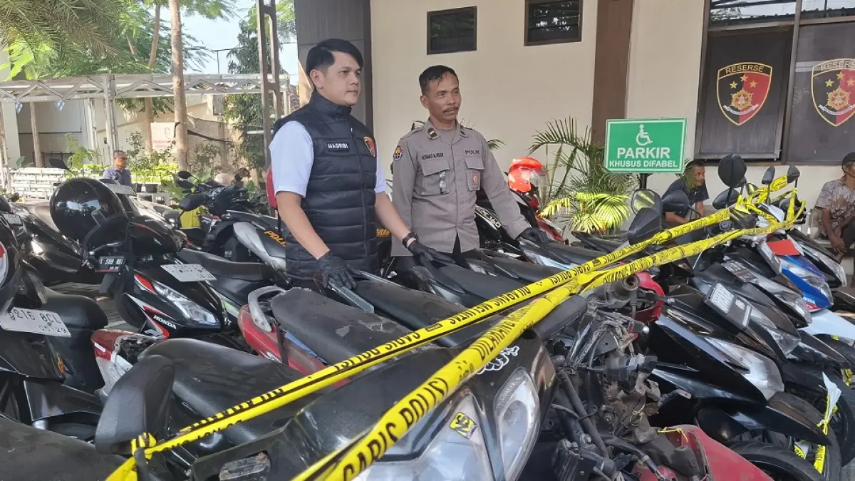 Kasatreskrim Polres Jombang AKP Magribi Agung Saputra menunjukkan sejumlah motor yang jadi barangbukti pencurian pelaku spesialis hiburan rakyat