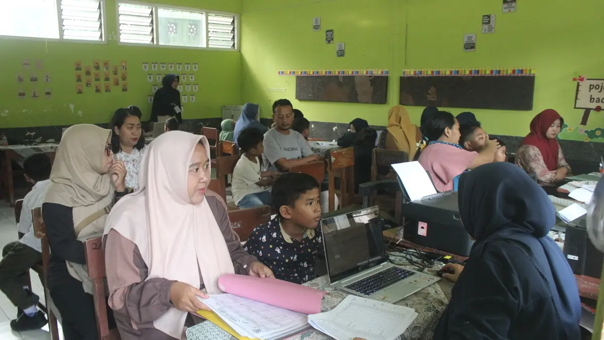 LANCAR: pelayanan SPMB di SDN Jombatan 3 Kecamatan Jombang berlangsung tertib. (Wenny Rosalina/Radar Jombang) 