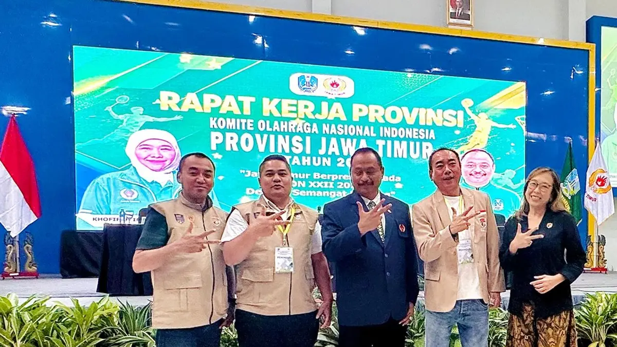 RESMI: Ketua KSMI Jawa Timur, Johny Hartono Poernomo (dua dari kanan) dan Direktur Marketing KSMI Jawa Timur, Jane Permana (paling kanan) saat agenda Rakerprov KONI Jawa Timur 2026, Rabu (24/6). (Dwi Aris/Radar Jombang)