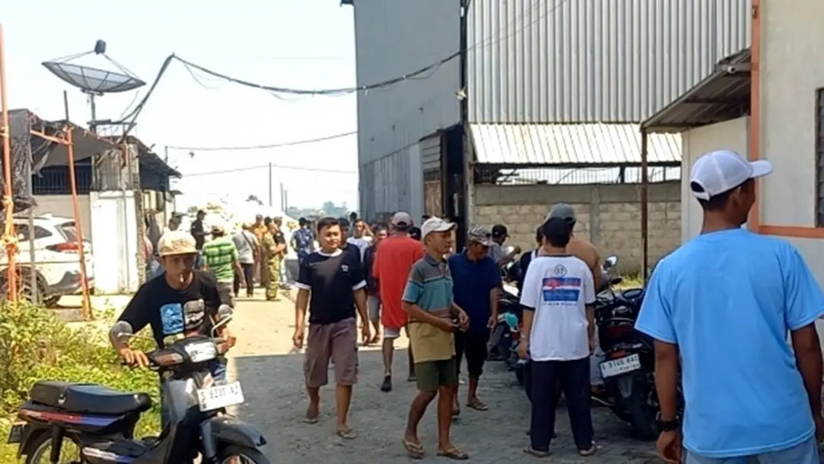 SAMPAIKAN KELUHAN: Warga Dusun Mojodadi, Desa Plemahan, Kecamatan Sumobito, Jombang, protes terkait dugaan pencemaran lingkungan. (Anggi Fridianto/Radar Jombang)