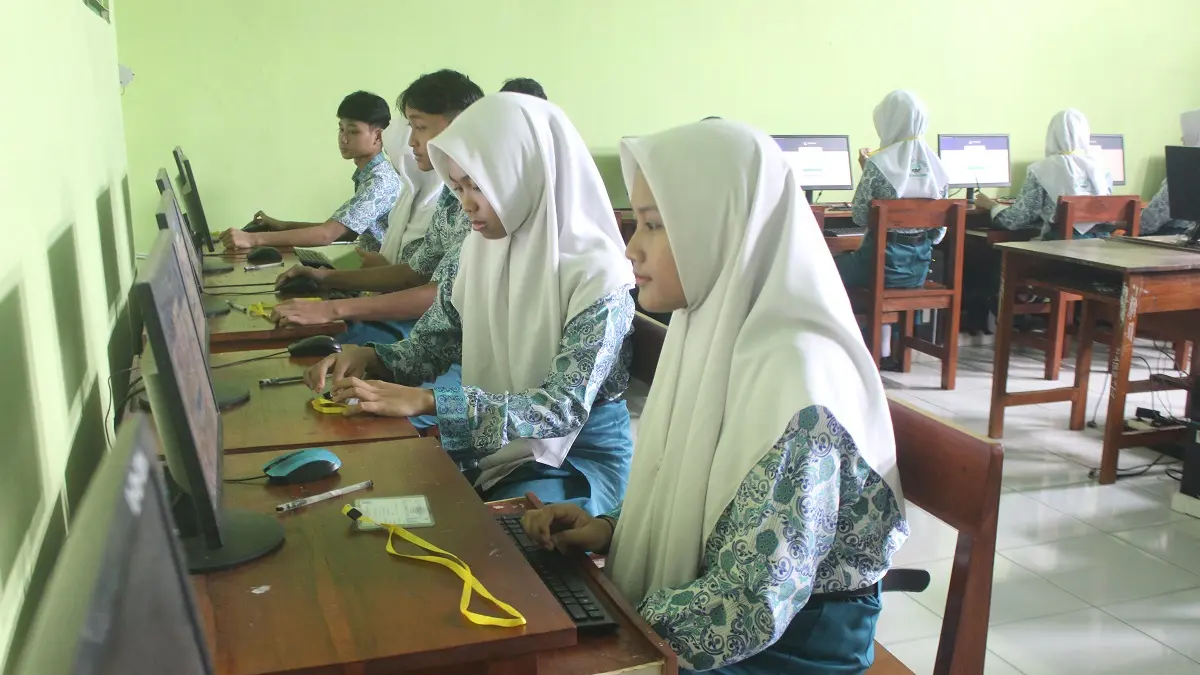 Siswa SMPN 1 Jombang sedang mengikuti kegiatan di lab komputer sekolah. Salah satu siswa SMPN 1 Jombang ada yang Lolos seleksi OSN kabupaten menuju OSN provinsi. (Wenny Rosalina/Radar Jombang)