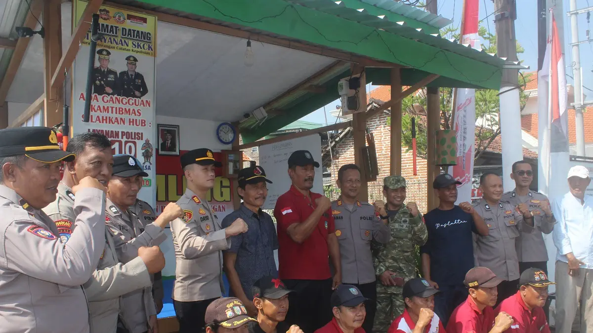 Kasat Binmas AKP Pranan Edi bersama anggota saat penilaian lomba Desa Peduli Kamtibmas di pos RT 23 RW 03 Dusun Pajaran, Peterongan, Jumat (26/6).

