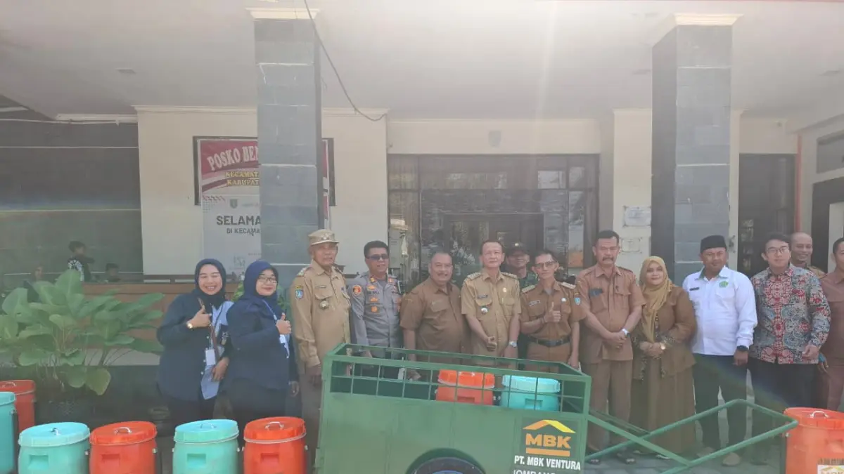 penyaluran bantuan tong sampah dan gerobak dari PT MBK Ventura kepada pemerintah desa dan Forkopimcam di Kecamatan Sumobito