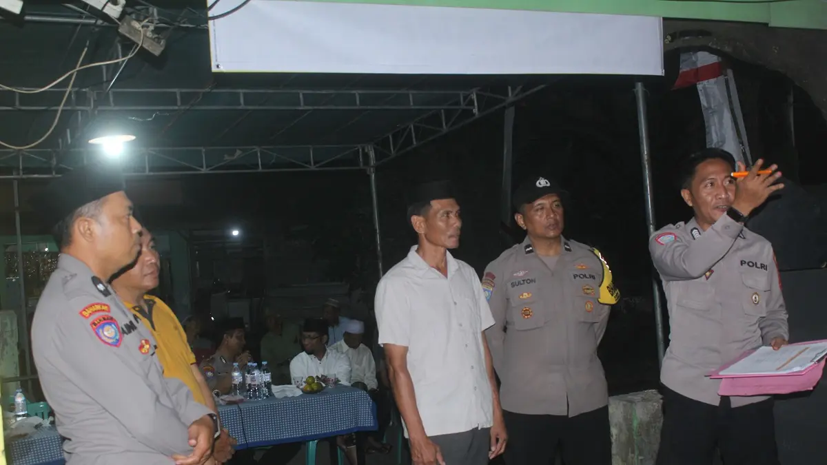 CEK: Anggota Binmas Polres Jombang saat penilaian lomba Desa Peduli Kamtibmas di pos RT 01 RW 07 Dusun Plengkung Desa Sambirejo, Jogoroto, Jombang, Kamis (26/6). (Rojiful Mamduh/Radar Jombang)