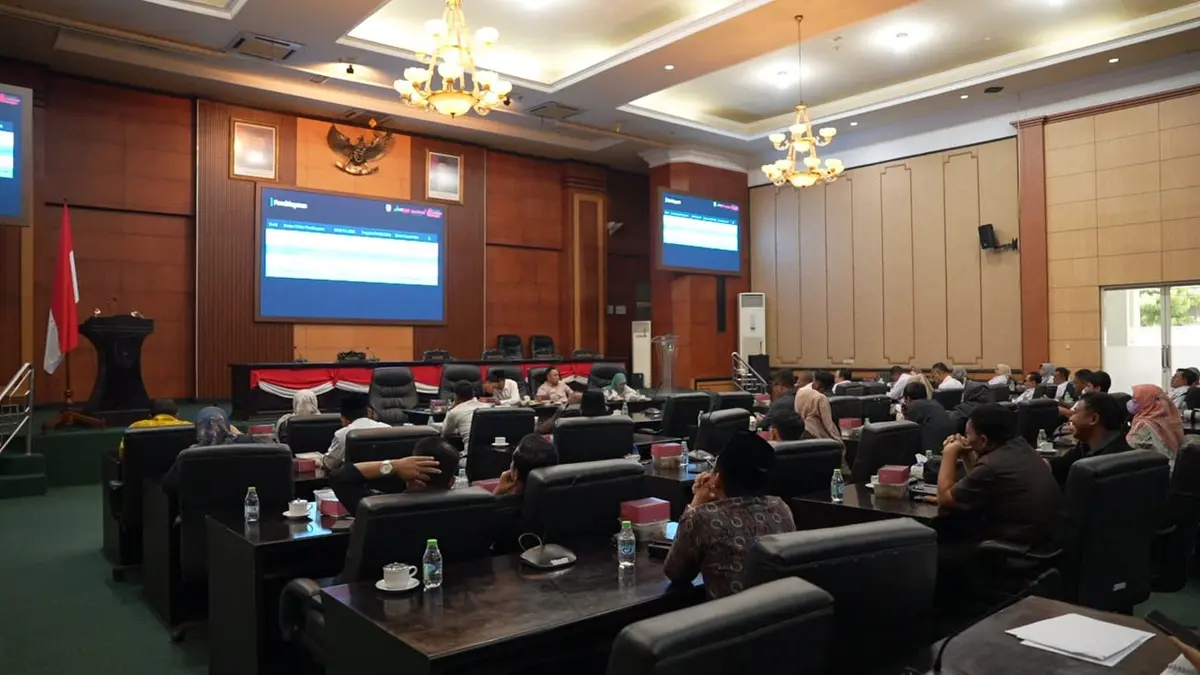 SERIUS: Banggar DPRD Jombang menggelar rapat awal pembahasan P-APBD 2026, Rabu (1/7). (Azmy Endiyana/Radar Jombang)